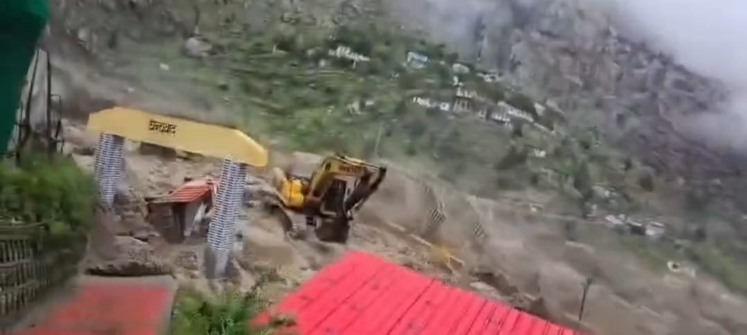 चमोली में बारिश बनी आफत, तमक नाला में आया सैलाब, BRO का नया पुल बहा, एक कर्मी की तलाश जारी।