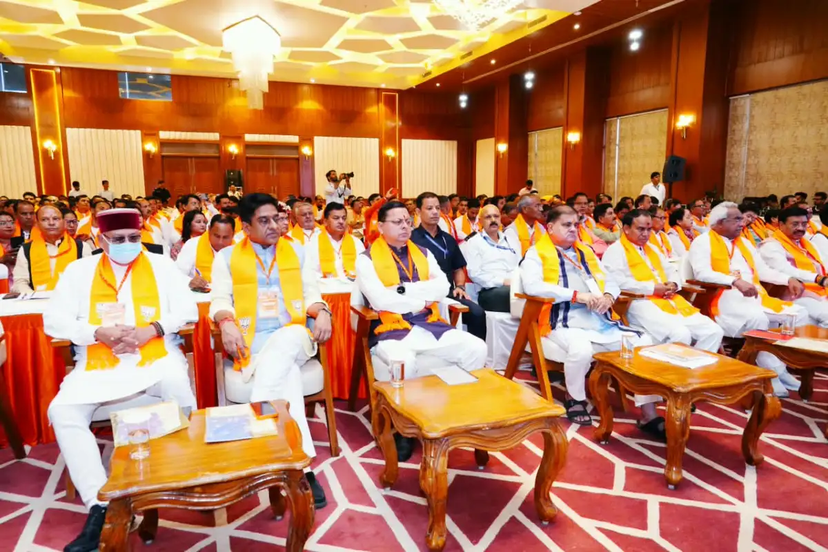 मुख्यमंत्री धामी ने सुनी पीएम मोदी की ‘मन की बात’, युवाओं से नशामुक्त भारत का आह्वान।