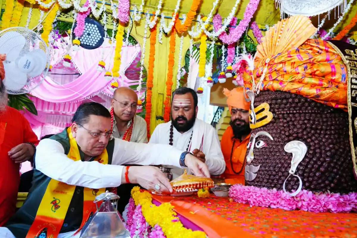 टपकेश्वर महादेव की शोभायात्रा में उमड़ा आस्था का सैलाब, सीएम धामी ने की पूजा।