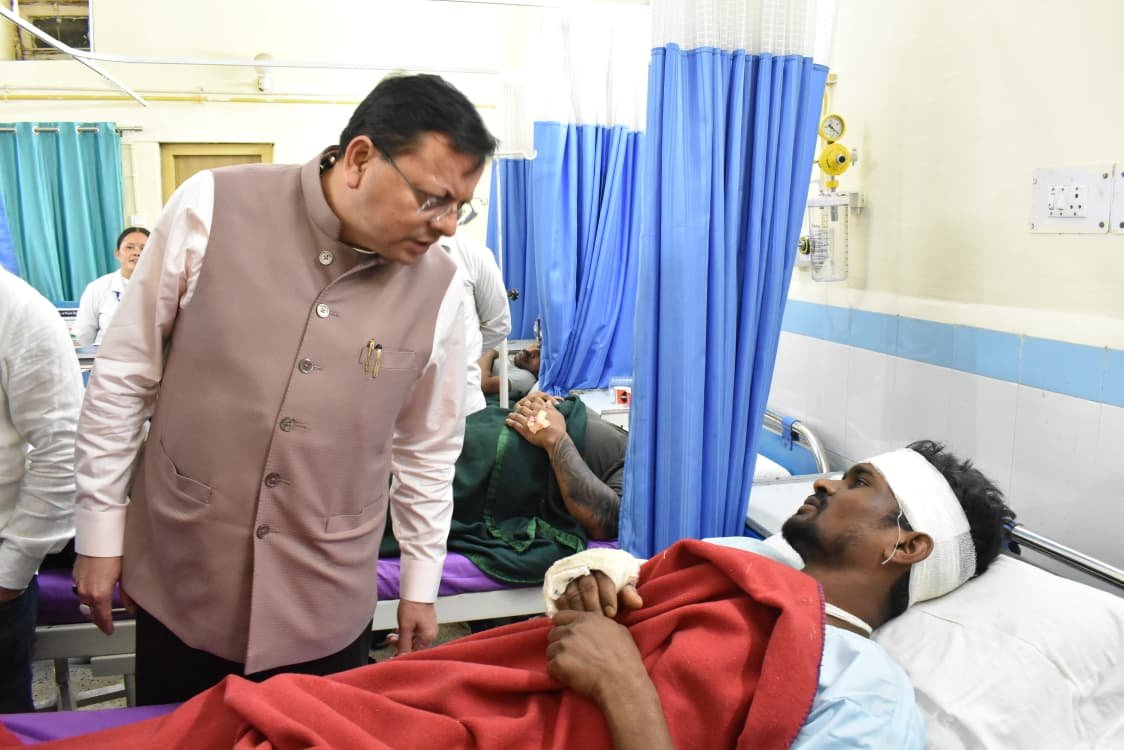 टनल हादसे के बाद घायल श्रमिकों से मिले मुख्यमंत्री धामी, जाना कुशलक्षेम।