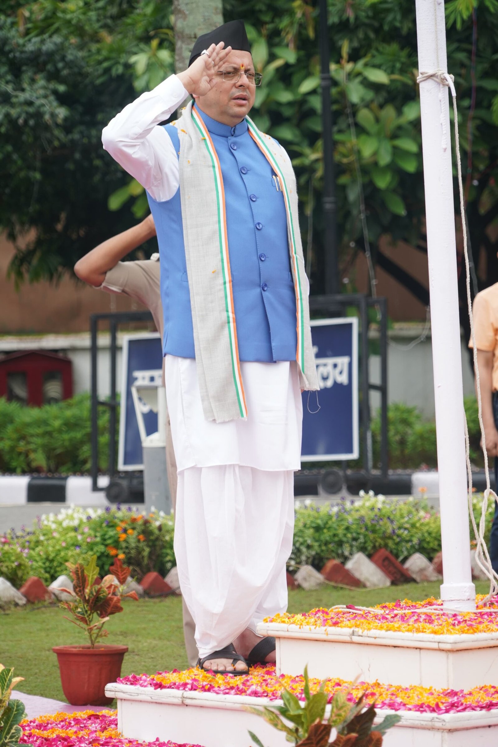 मुख्यमंत्री आवास में ध्वजारोहण कर सीएम धामी ने दिलाई राष्ट्रीय एकता की शपथ