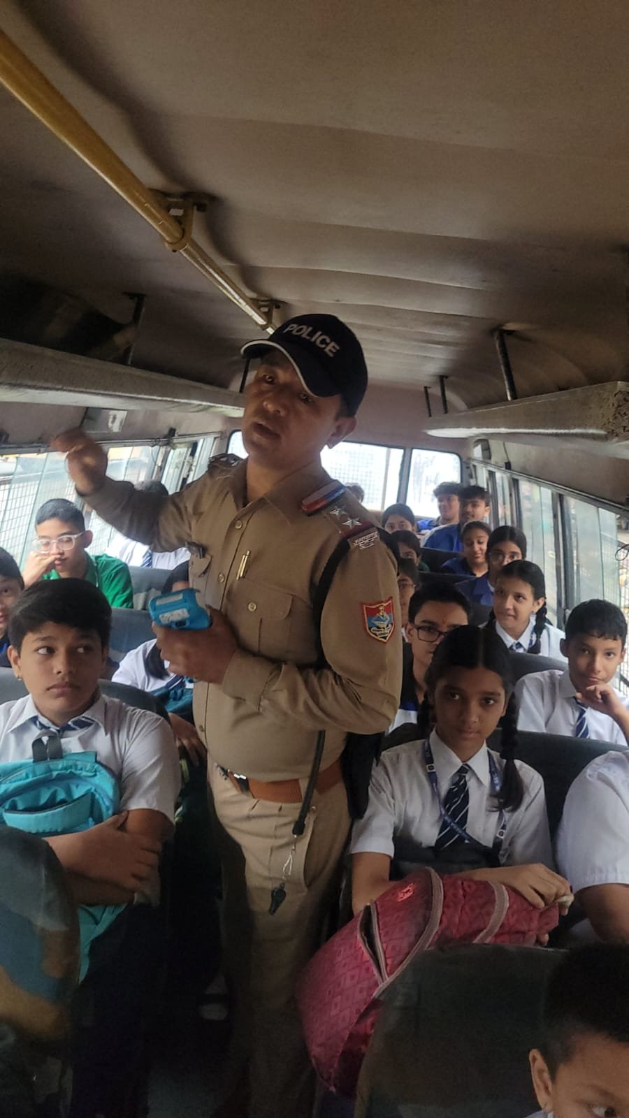 स्कूली वाहनों पर यातायात पुलिस की सख्ती, नियम तोड़ने वालों के काटे चालान