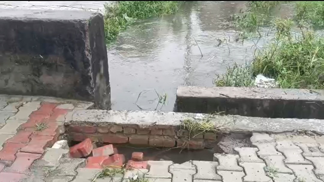नाले का जलस्तर बढ़ने से नवनिर्मित सड़क क्षतिग्रस्त, जल्द होगी मरम्मत: दीपक बाली।