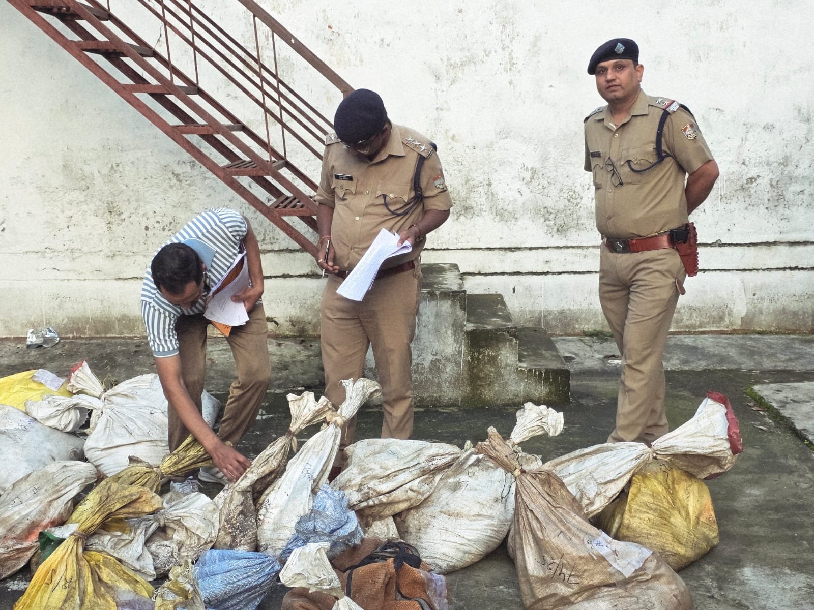 चोरगलिया थाने में 88 माल मुकदमाती का निस्तारण, 45 माल नष्ट और 43 का फोटोशेशन।