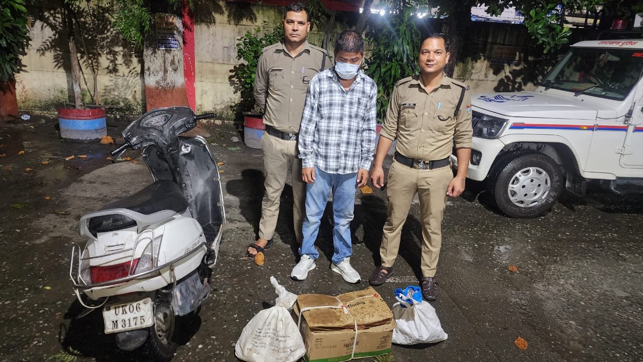 स्कूटी की डिक्की में शराब रखकर बेचने वाला गिरफ्तार, 65 क्वार्टर बरामद
