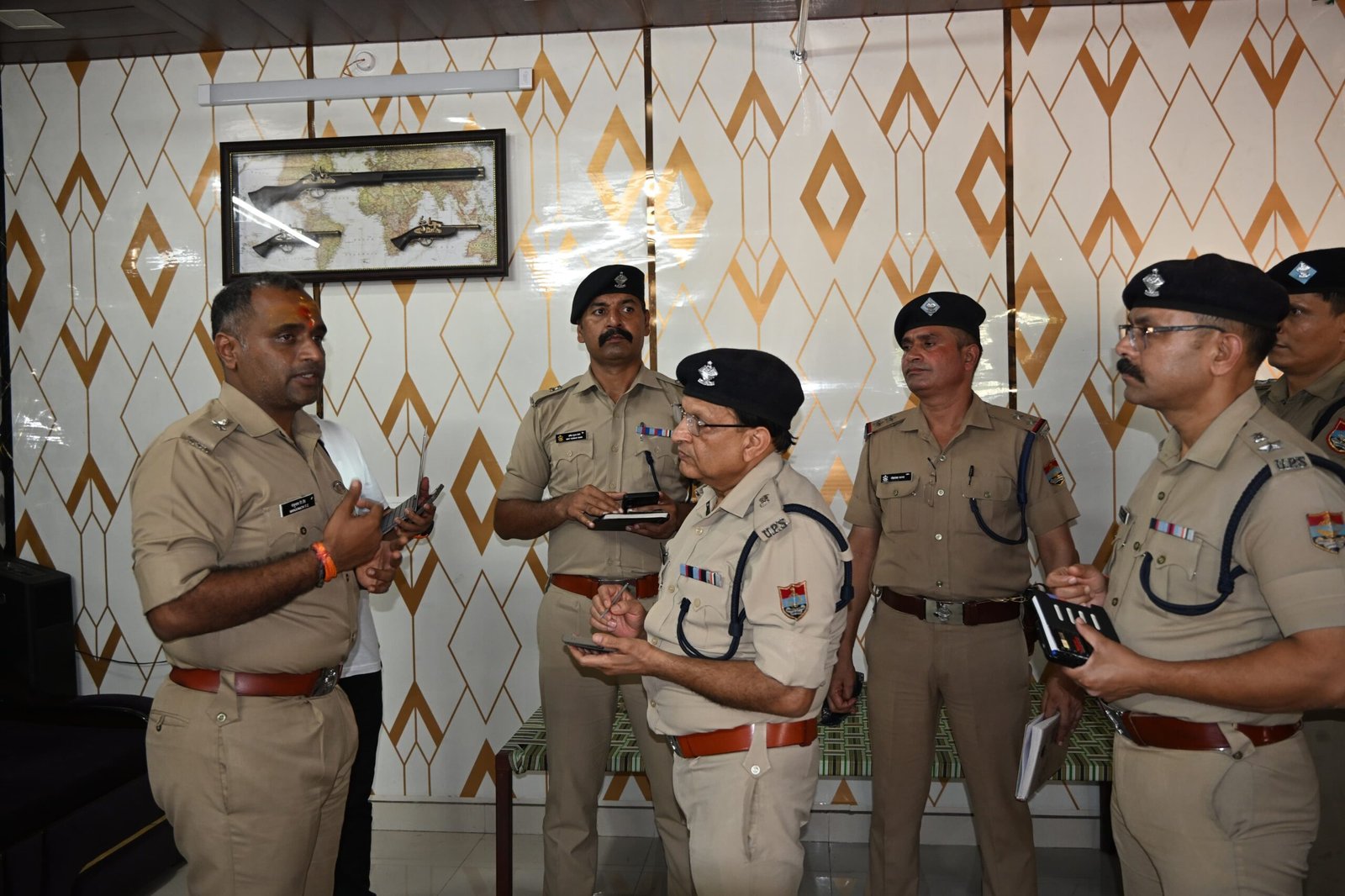 गोरापड़ाव में नकाबपोश बदमाशों ने SOG कर्मचारी बनकर की लूट, SSP ने घटनास्थल का किया निरीक्षण।