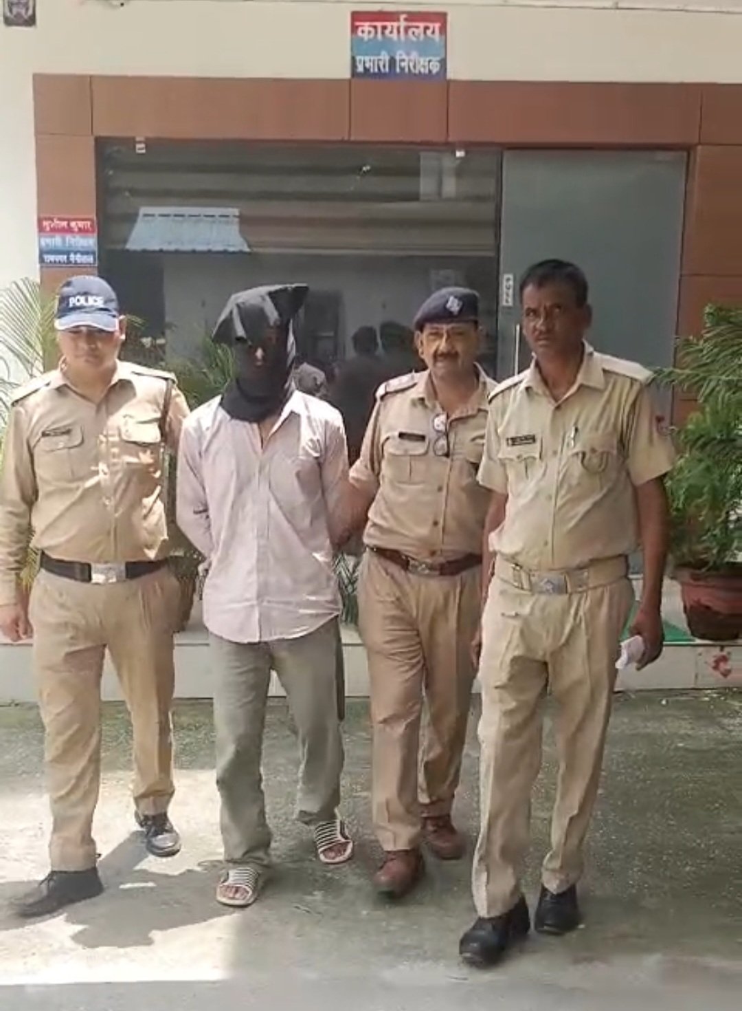 खताड़ी फायरिंग मामले में आरोपी चाकू के साथ गिरफ्तार, आर्म्स एक्ट में मुकदमा दर्ज।