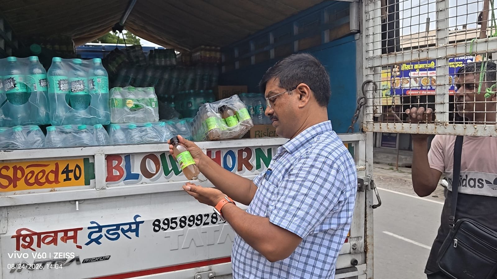 कालाढूंगी बाजार में खाद्य प्रतिष्ठानों का सघन निरीक्षण, तीन खाद्य नमूने जांच के लिए भेजे।