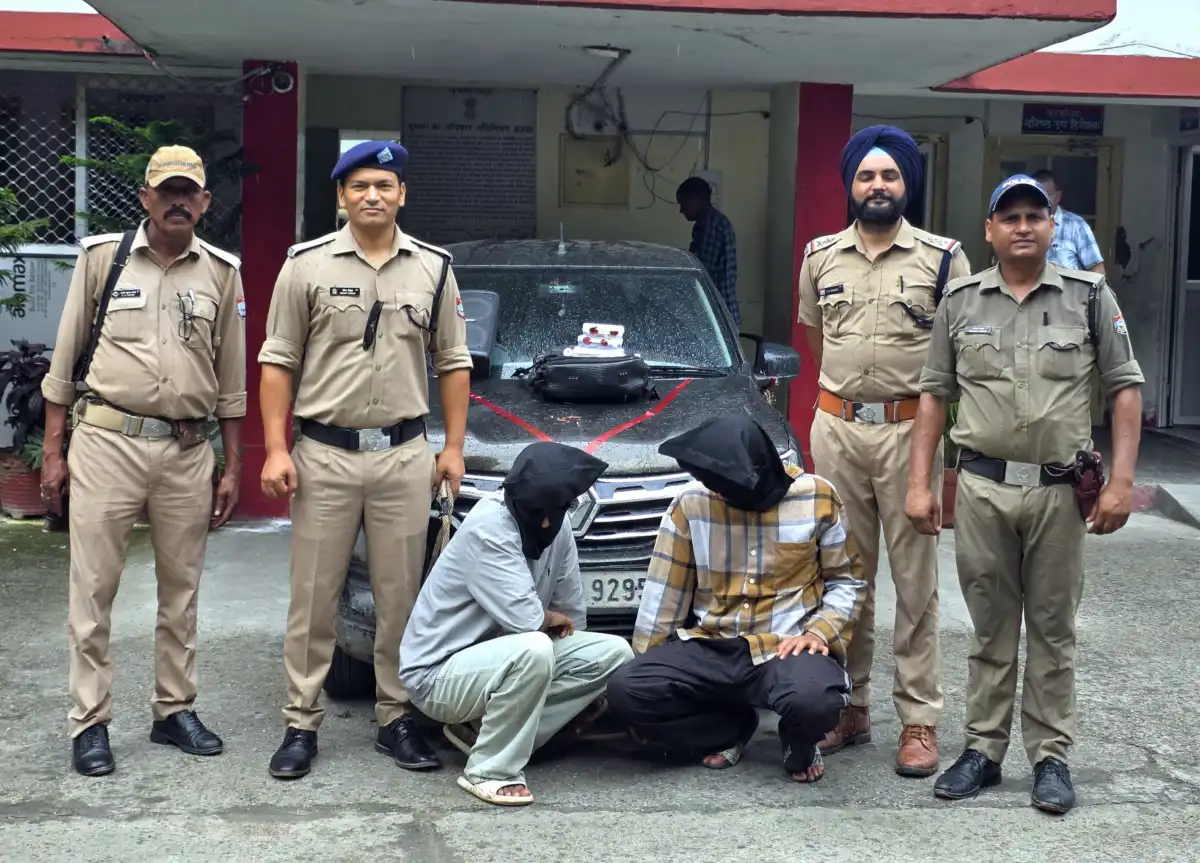 रामनगर पुलिस का बड़ा खुलासा: स्कूल से चोरी लैपटॉप और नकदी के साथ दो शातिर चोर गिरफ्तार।