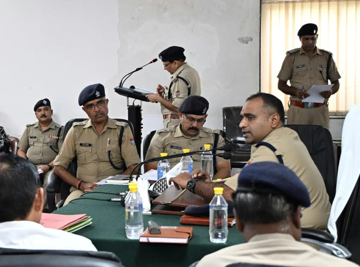 *काम बोलेगा, थाना चमकेगा”—SSP डॉ. मंजूनाथ टी.सी. की नई पहल, “थाना ऑफ द मंथ” शुरू*  *मासिक अपराध गोष्ठी में डिजिटल पुलिसिंग, साइबर क्राइम, यातायात व कानून-व्यवस्था पर फोकस, 48 पुलिसकर्मी सम्मानित*