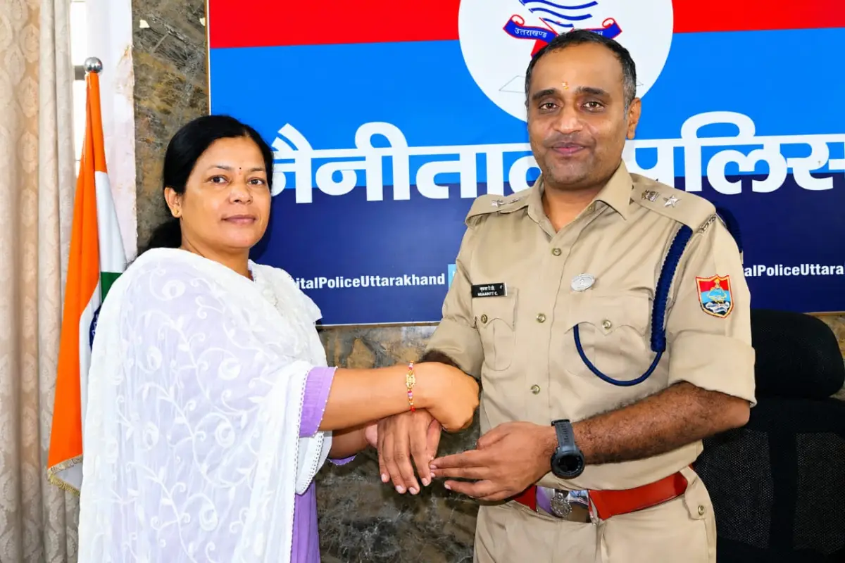 रक्षाबंधन पर SSP नैनीताल ने दी जनपदवासियों को शुभकामनाएं, पुलिसकर्मियों की कलाई पर बंधी राखी।