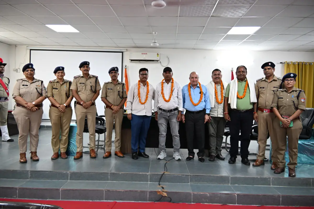 नैनीताल पुलिस के 5 कर्मियों को भावभीनी विदाई, शॉल और प्रशस्ति पत्र देकर किया सम्मानित।