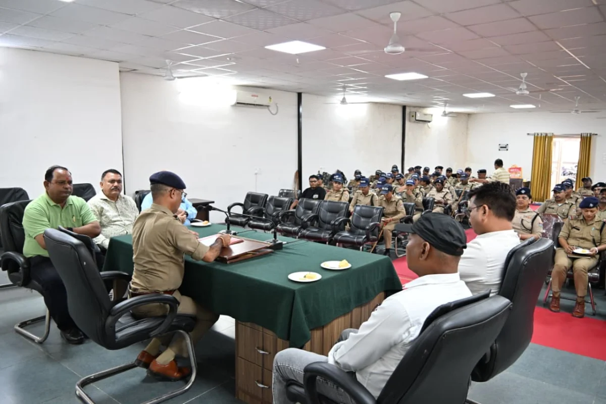 40 साल तक खाकी की सेवा करने वाले दरोगा समेत पांच पुलिसकर्मी सेवानिवृत्त, सम्मान के साथ दी विदाई