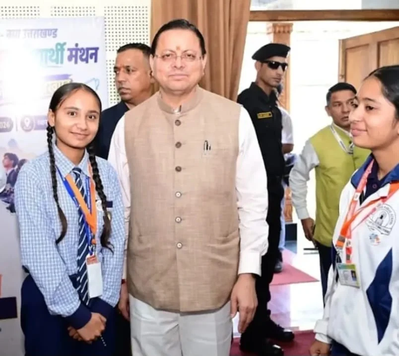 लवप्रीत ने मांगे जरूरतमंद बच्चों के लिए डिजिटल संसाधन, सीएम धामी ने घर पहुंचाकर दिया टैब।