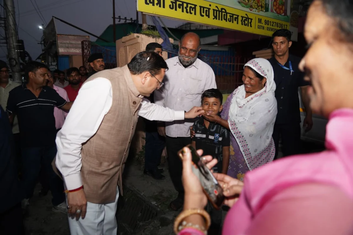 बच्चों की मुस्कान ने रोका सीएम धामी का काफिला, आमजन के बीच पहुंचकर साझा की खुशियां।