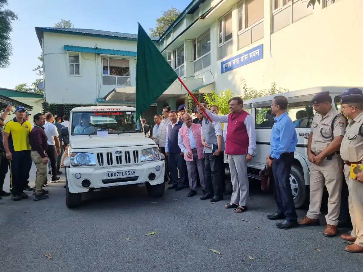 मुख्य सचिव ने दिखाई हरी झंडी, वसुंधरा ताल में अर्ली वार्निंग सिस्टम लगाने रवाना हुई वैज्ञानिकों की टीम।