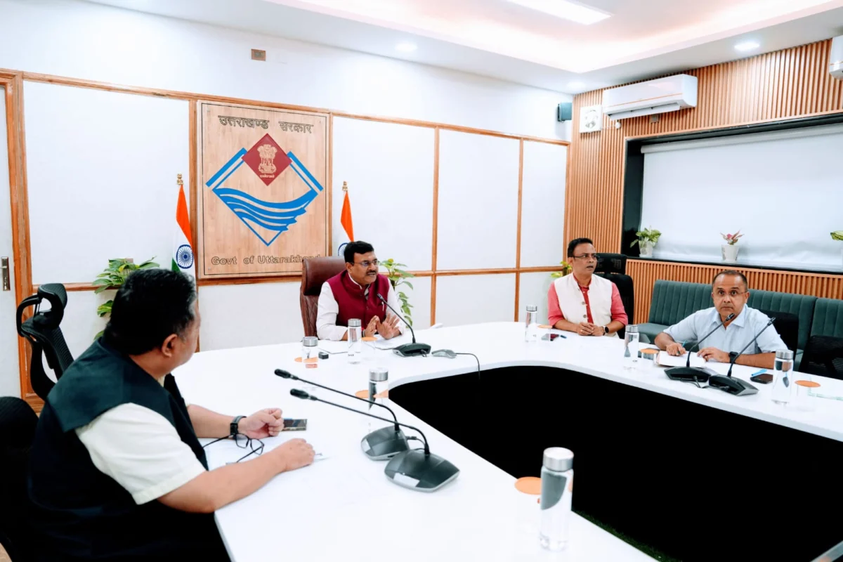 विकास कार्यों और जनहित के मामलों को दें प्राथमिकता, मुख्य सचिव का अधिकारियों को निर्देश।