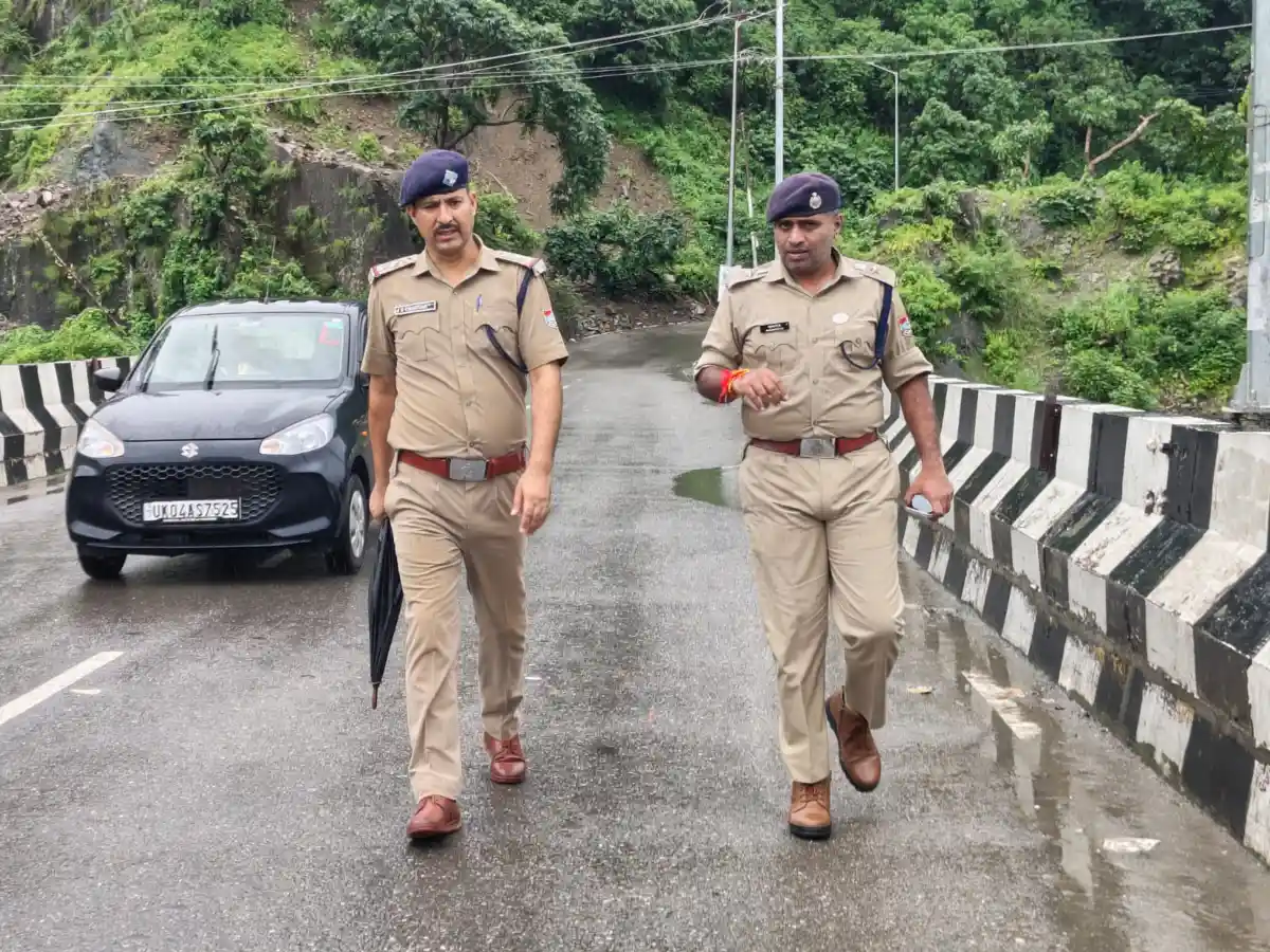 भारी बारिश के बीच एसएसपी नैनीताल ने गौला पुल और बनभूलपुरा का किया निरीक्षण, पुलिस को अलर्ट रहने के निर्देश।