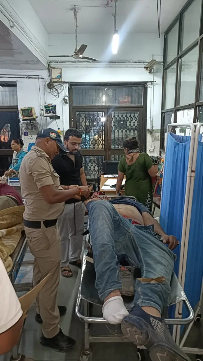 गुलाबघाटी में पैराफिट से टकराकर खाई में गिरी बुलेट, काठगोदाम पुलिस ने चालक को किया रेस्क्यू।