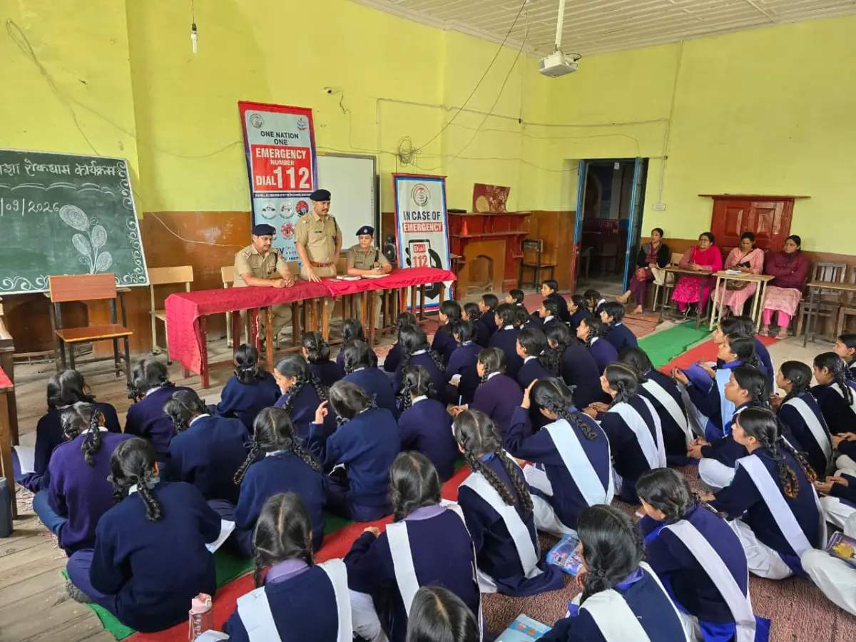 जीजीआईसी नैनीताल में छात्राओं को 112 और SOS सुविधा की जानकारी।