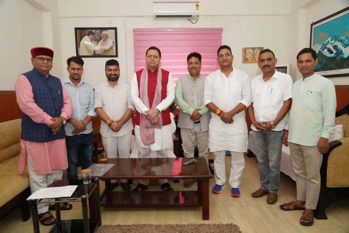 नवनिर्वाचित जिला सहकारी बैंक अध्यक्षों ने सीएम धामी से की मुलाकात।