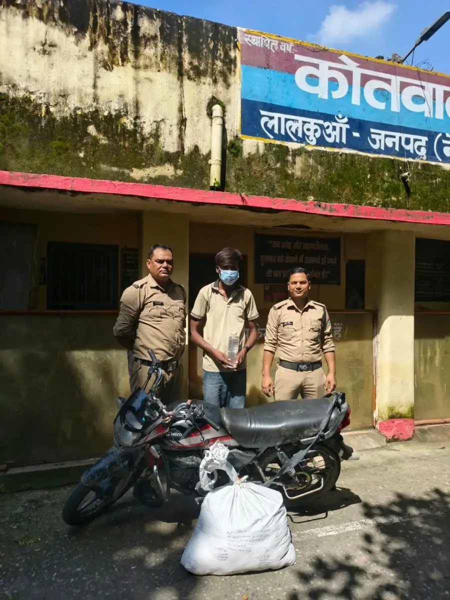 134 पाउच कच्ची शराब के साथ तस्कर गिरफ्तार, बाइक बरामद।