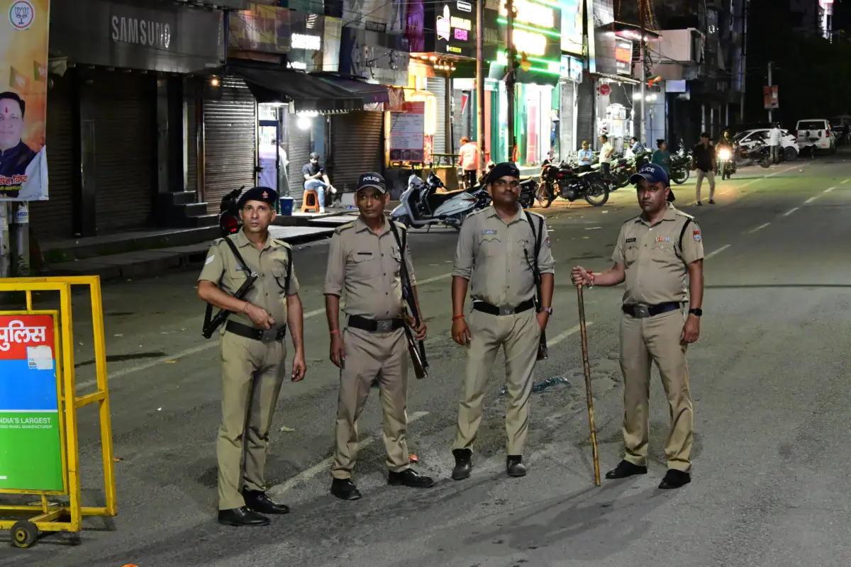 हल्द्वानी में देर रात पुलिस का सघन चेकिंग अभियान, चौराहों पर तैनात रहा भारी पुलिस बल।