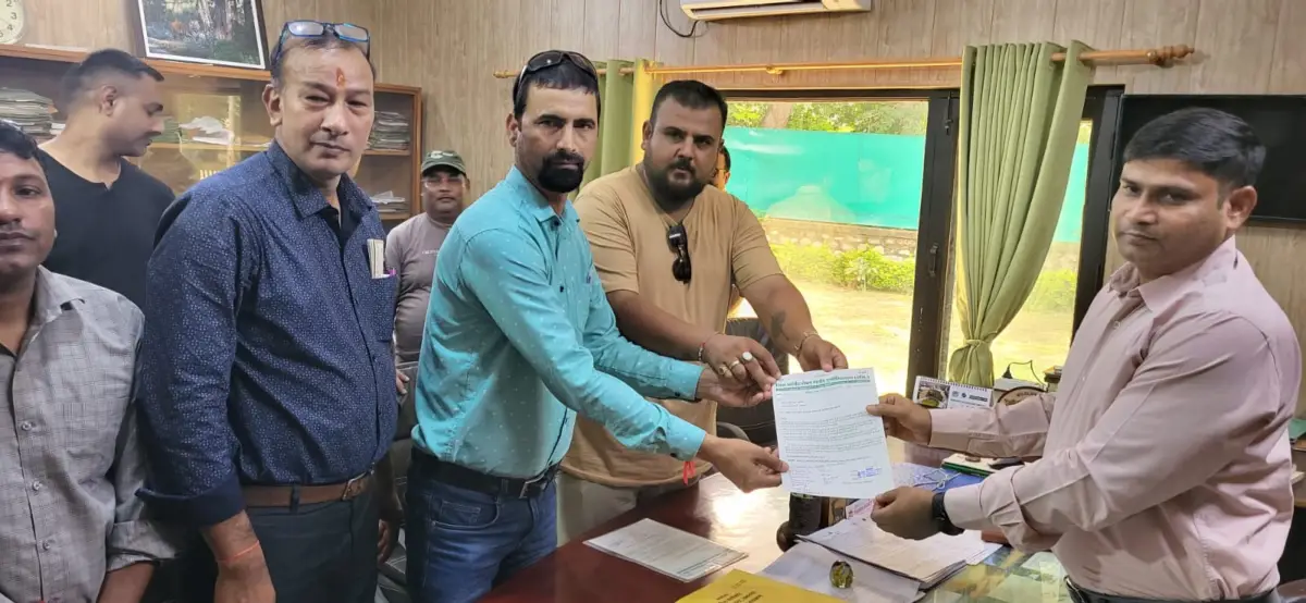 कॉर्बेट परमिट बुकिंग प्रणाली सरल करने की मांग, पार्क वार्डन को सौंपा ज्ञापन।
