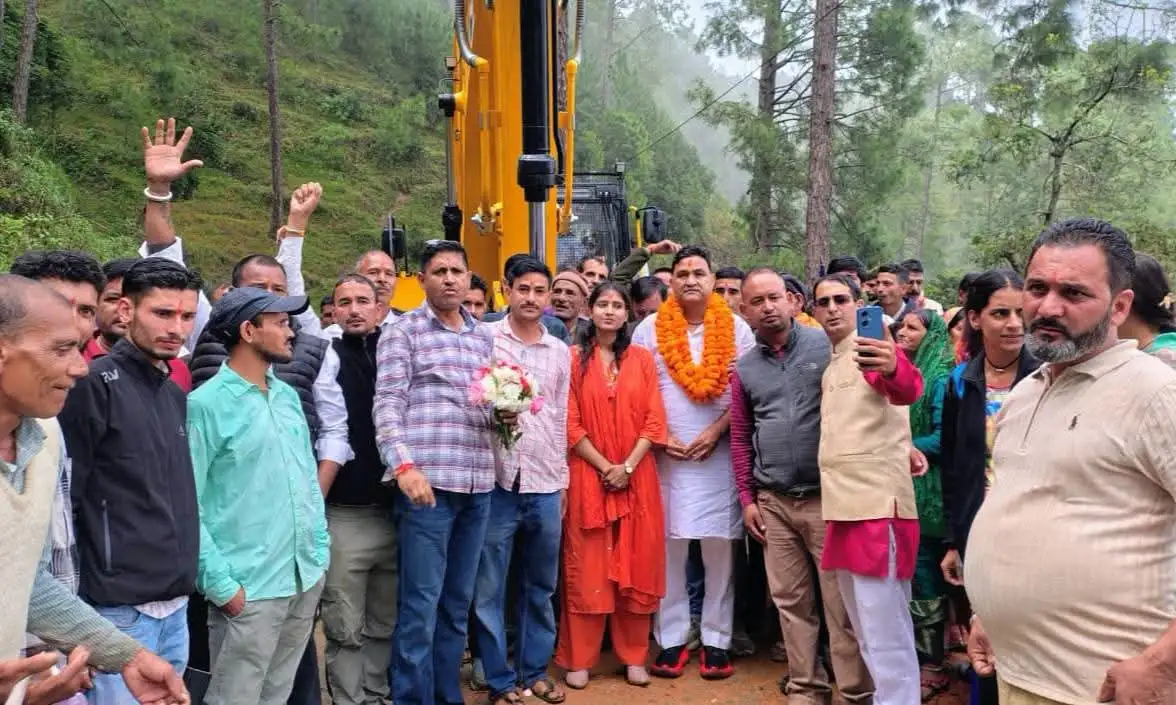 आजादी के 75 साल बाद नदगल गांव पहुंचेगी सड़क, मंत्री राम सिंह कैड़ा ने किया मोटर मार्ग निर्माण का शुभारंभ।