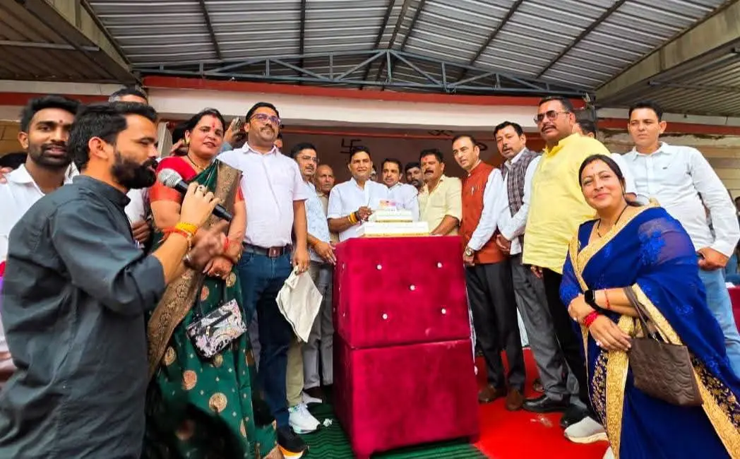 सीएम धामी के जन्मदिन पर मंत्री राम सिंह कैड़ा ने लगाया रक्तदान शिविर, दर्जनों लोगों ने किया रक्तदान।