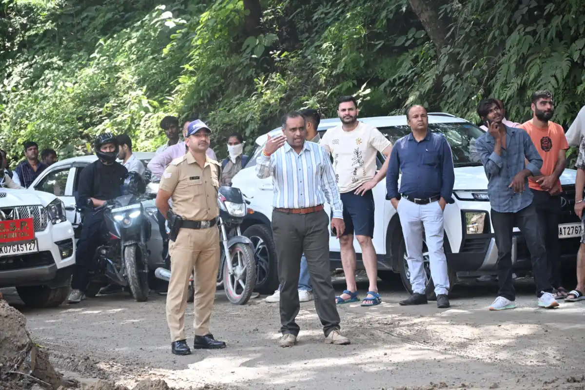 हल्द्वानी-नैनीताल मार्ग पर मलबा आने से यातायात बाधित, SSP ने मौके पर पहुंचकर संभाली व्यवस्था।