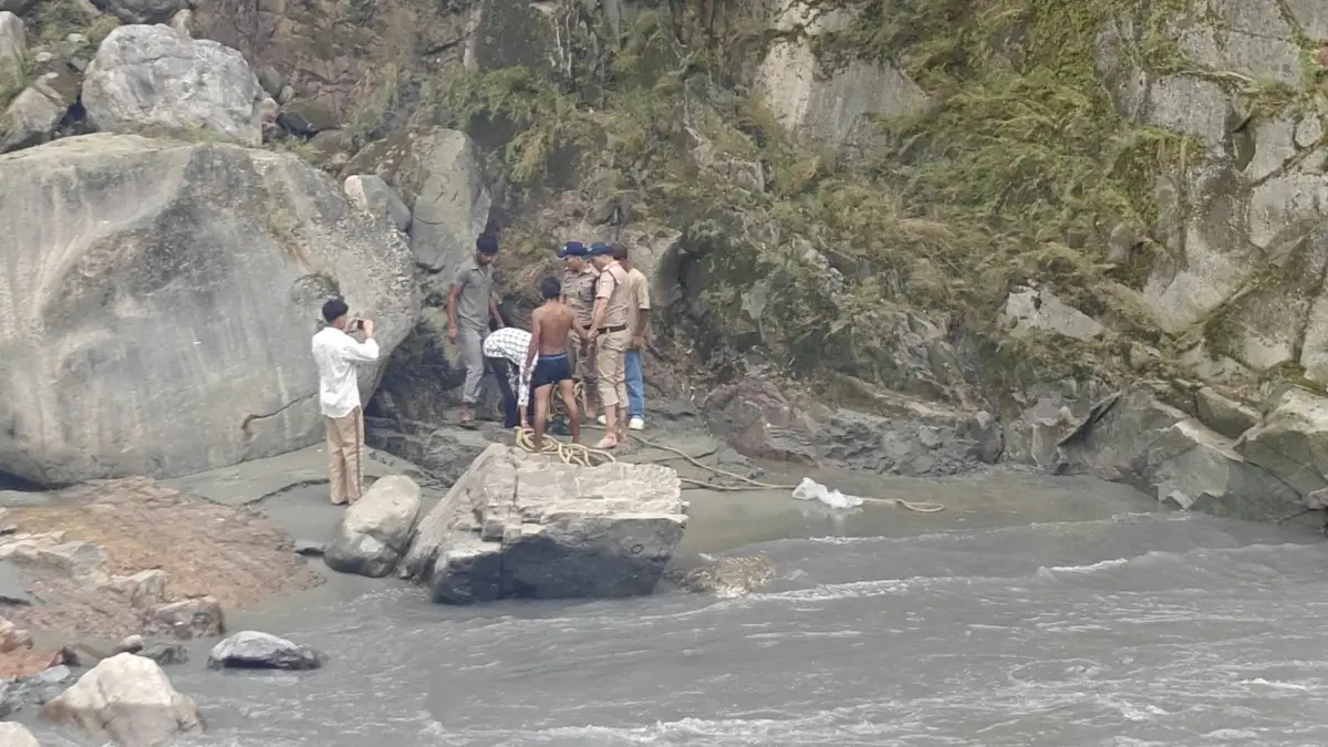 चित्रशाला घाट में नदी में बहा व्यक्ति, काठगोदाम पुलिस ने रेस्क्यू कर बचाया।