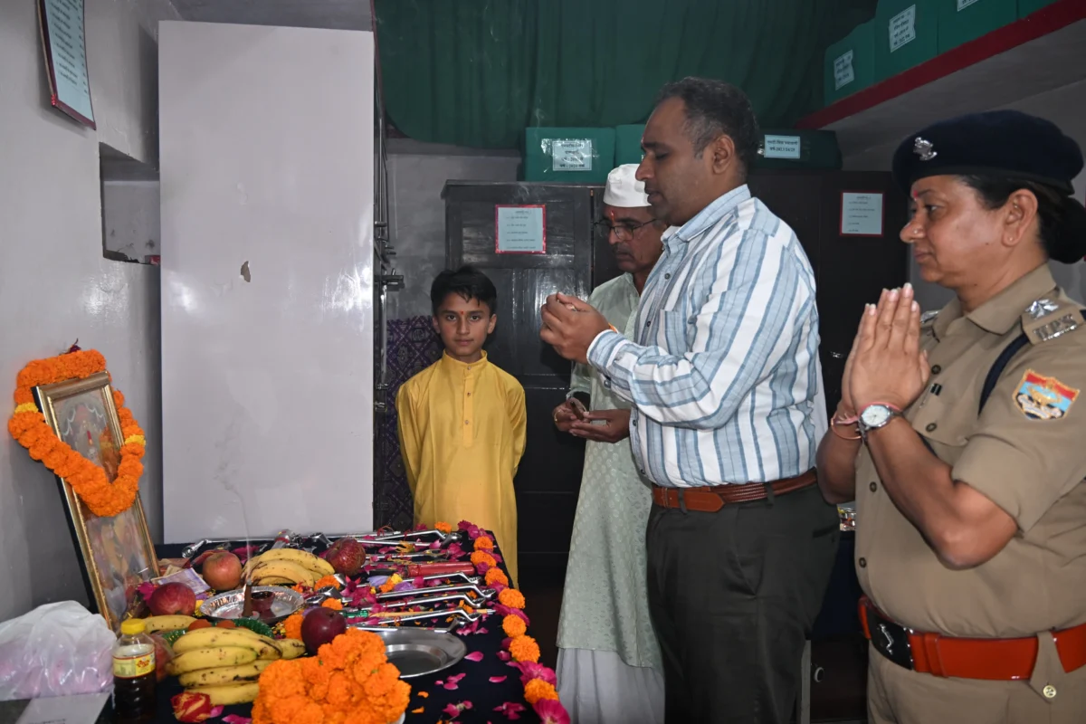 विश्वकर्मा जयंती पर नैनीताल पुलिस ने की शस्त्रों और उपकरणों की पूजा।