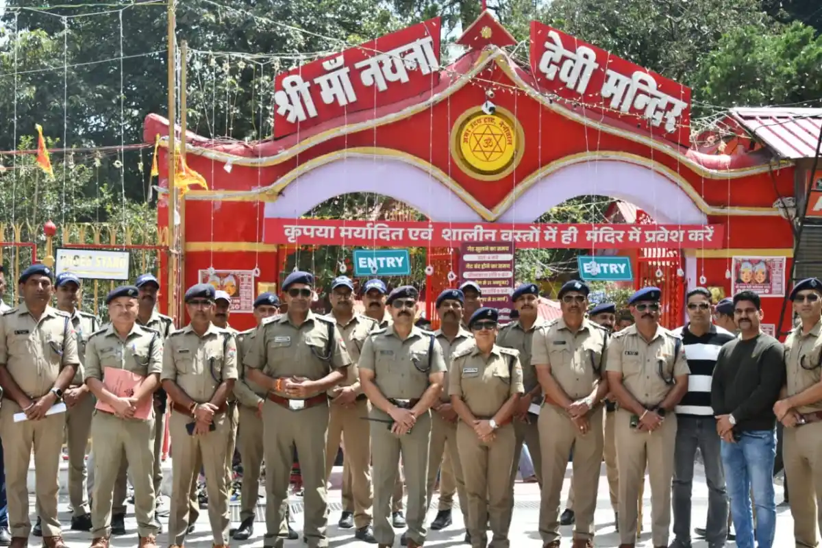 नंदा देवी महोत्सव को लेकर पुलिस अलर्ट, एसपी नैनीताल ने निकाला फ्लैग मार्च।