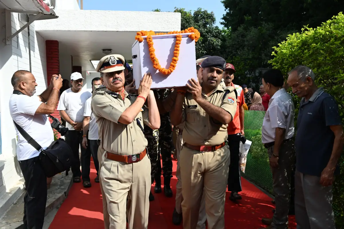 असम के पूर्व DGP बीडी खर्कवाल का निधन, उत्तराखंड पुलिस ने दी भावभीनी श्रद्धांजलि।
