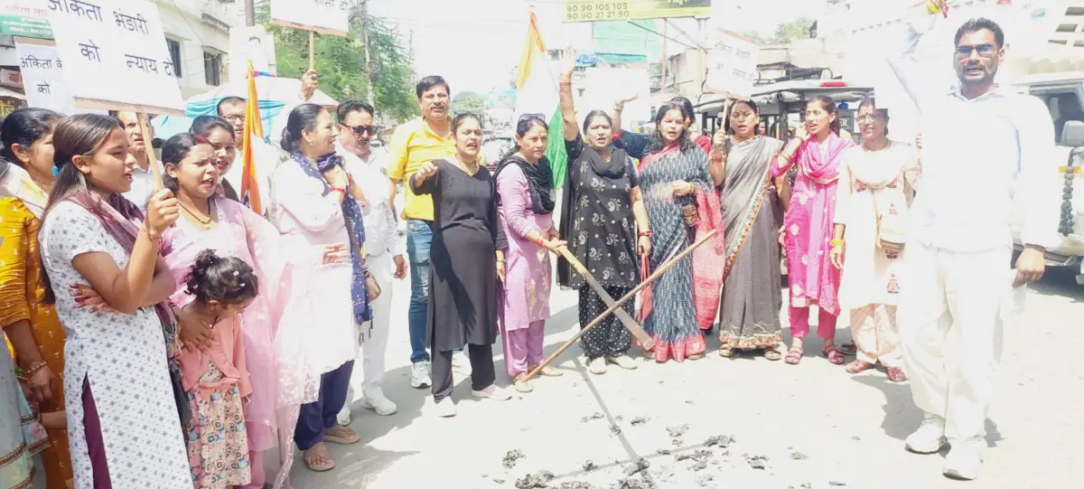 अंकिता भंडारी हत्याकांड को चार साल पूरे, न्याय की मांग को लेकर महिला कांग्रेस ने फूंका सरकार का पुतला।