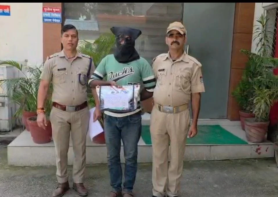 रामनगर में प्रतिबंधित नशीली दवाओं की खेप के साथ आरोपी गिरफ्तार, 780 कैप्सूल-टैबलेट बरामद।