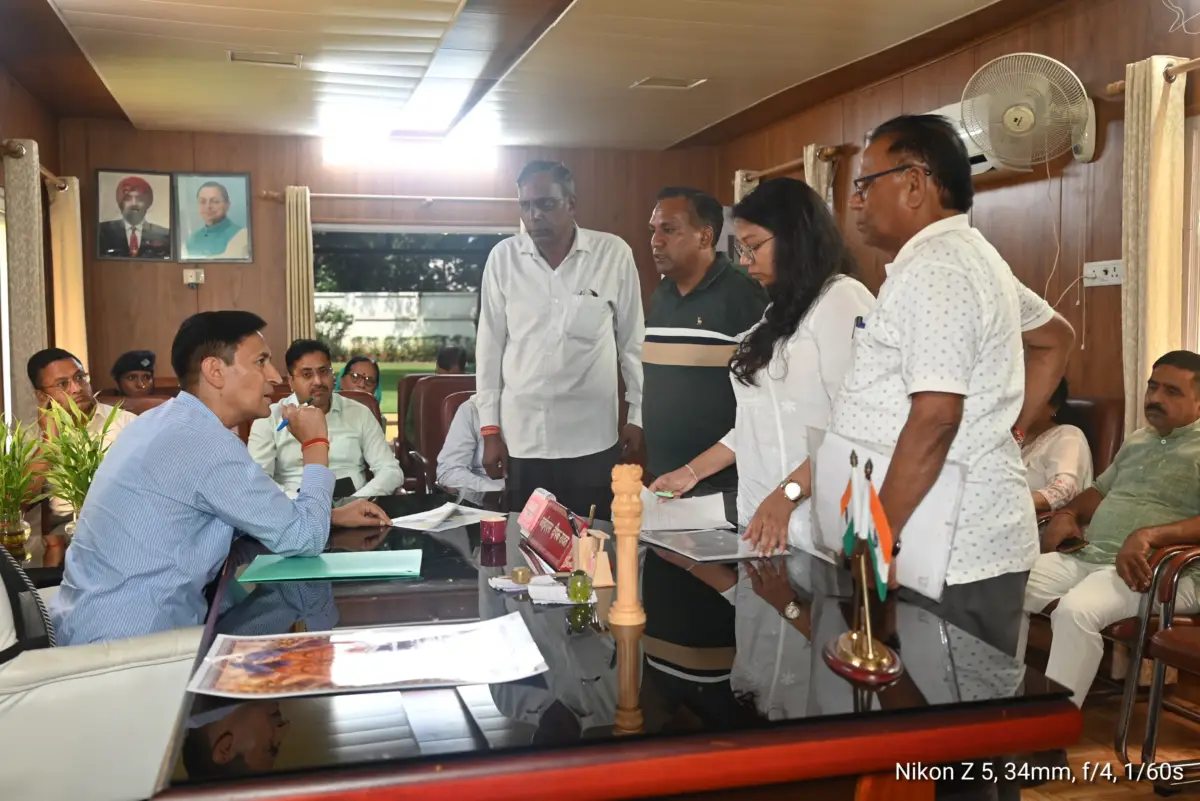 जनसुनवाई में आयुक्त दीपक रावत ने कई मामलों का मौके पर किया समाधान, अवैध कब्जों पर सख्त कार्रवाई के निर्देश।